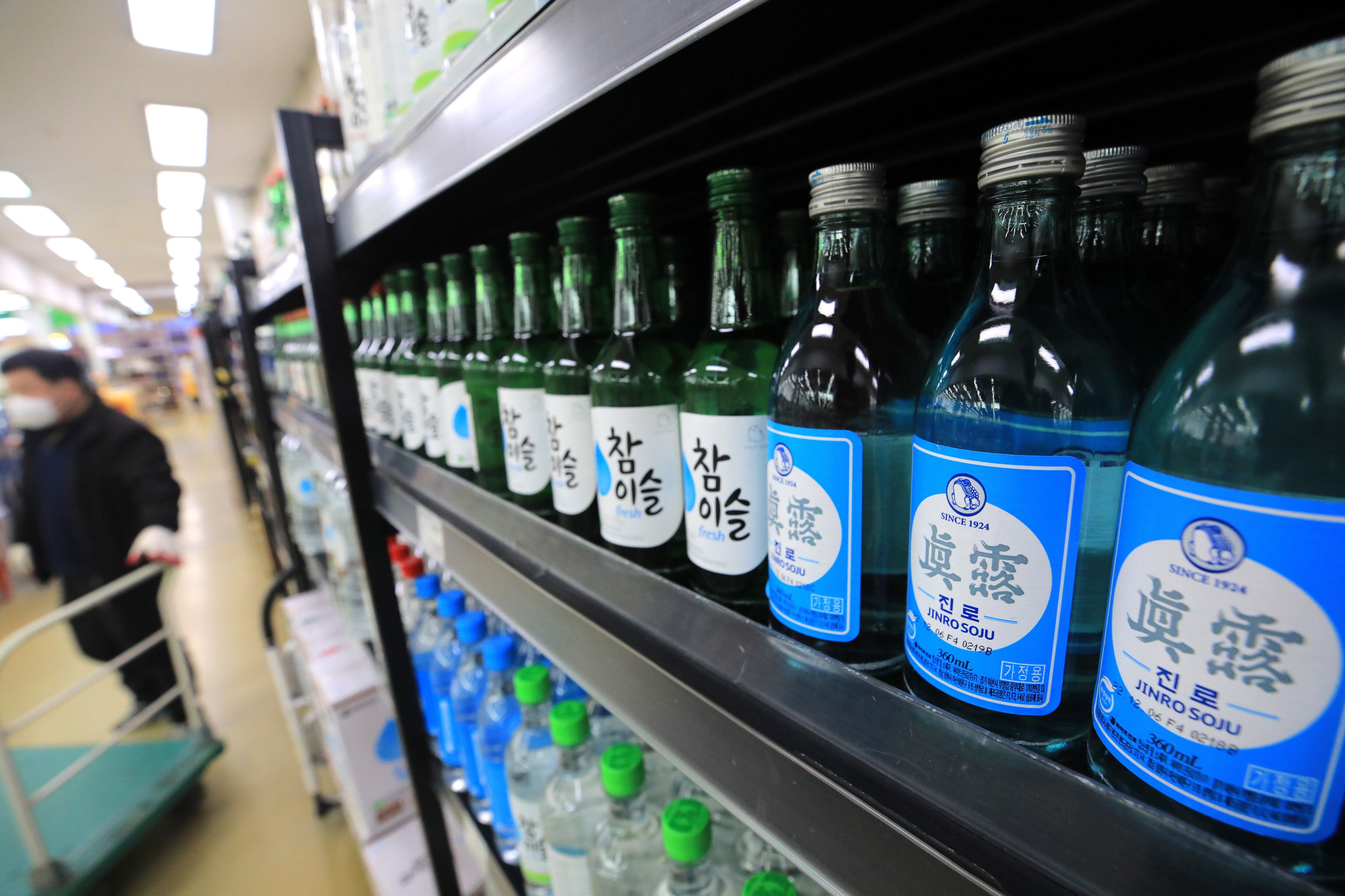 특징주] 소주·맥주 가격 오른다… 주류주 급등